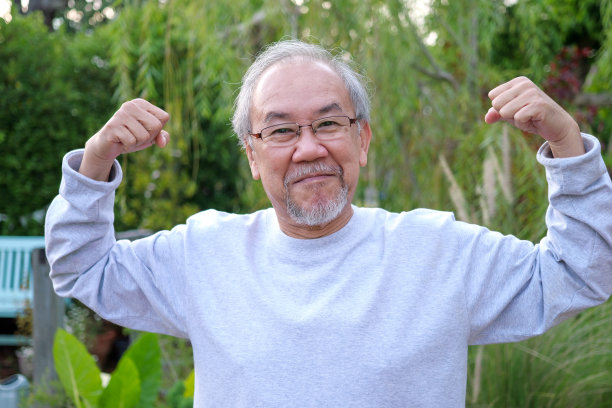 强壮的学长，学长肖像，快乐的学长肖像看相机。微笑人像看相机人像拍。图片下载