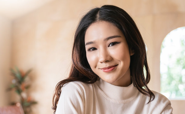 年轻美丽的化妆亚洲女人脸的肖像。微笑快乐的亚洲美丽少女在冬季背景旗帜。化妆日本中国人放松。现代生活方式面部护理使皮肤焕发光彩图片下载