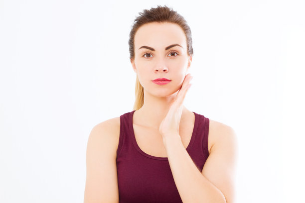 宏观女性的脸，额头上没有皱纹。护肤、水疗美容。美容面部护理及抗衰老理念。本空间图片下载