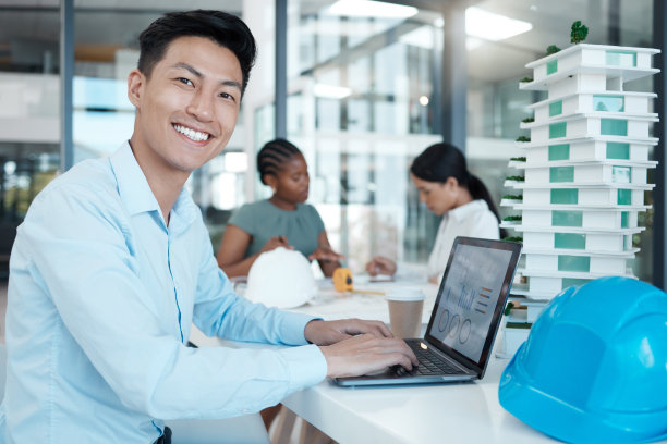 建筑，笔记本电脑和肖像商人在办公室和工程，设计和建设规划工作。创新，创意和项目管理与亚洲员工的投资组合图片下载