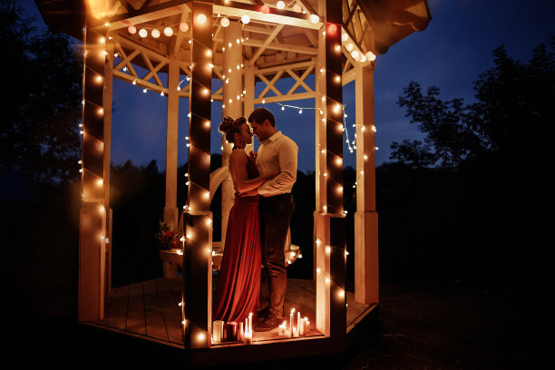 一个穿着衬衫的优雅男子拥抱着一个苗条的女孩。图片下载