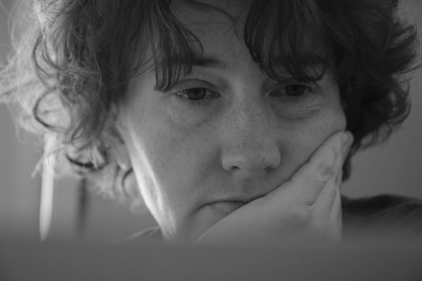 一个在家使用笔记本电脑的成熟女人的眼睛图片下载