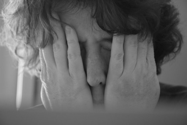 一个在家用笔记本电脑的成熟女人揉眼睛图片下载