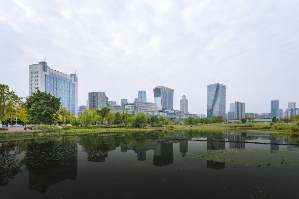 阳光灿烂的成都金融城图片下载