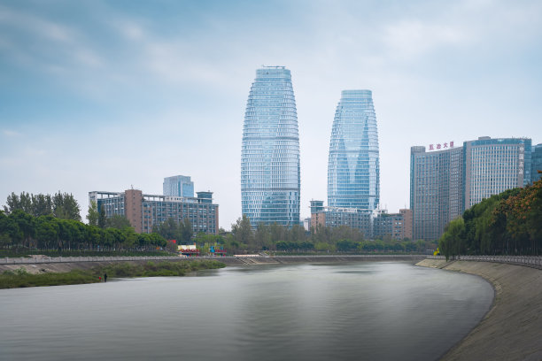 阳光灿烂的成都金融城图片下载