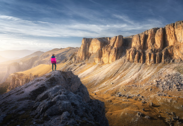 山峰峡谷上的运动女人图片下载
