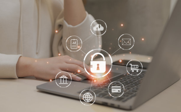 一名女子正在使用笔记本电脑。网络安全概念，用户隐私安全和加密，安全互联网接入，未来技术和控制论，屏幕与挂锁，互联网安全，图片下载