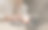 一名女子正在使用笔记本电脑。网络安全概念，用户隐私安全和加密，安全互联网接入，未来技术和控制论，屏幕与挂锁，互联网安全，图片下载
