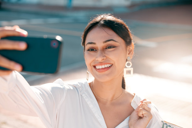 打电话，自拍，和女顾客一起购物，在城市里进行零售或消费。移动，技术和消费者与年轻女性户外购物，购买或购买图片下载