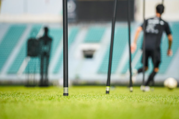 足球盘带训练。图片下载