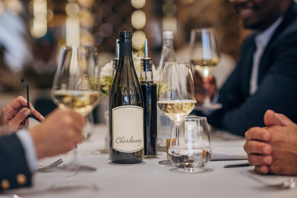 豪华餐厅桌上的葡萄酒图片下载