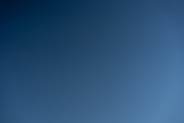 清晰的毕业深蓝色天空背景图片下载