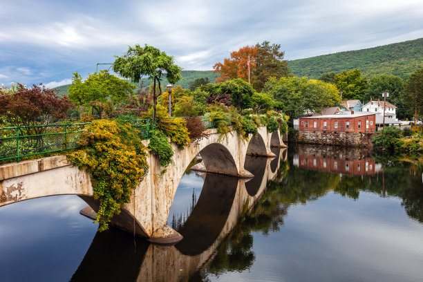 美国马萨诸塞州谢尔本瀑布的花之桥图片下载