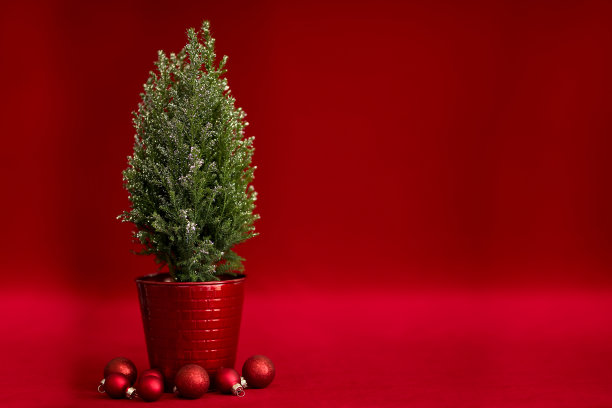 闪闪发光的圣诞树与圣诞球，红色背景图片下载