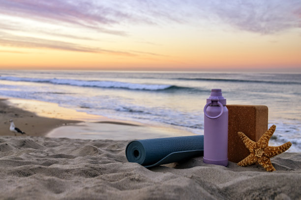 瑜伽和健身设备在粉红色的背景图片下载