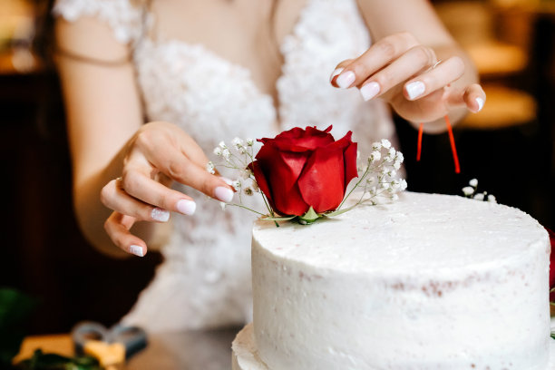 近距离的手不认识的新娘装饰婚礼蛋糕图片下载