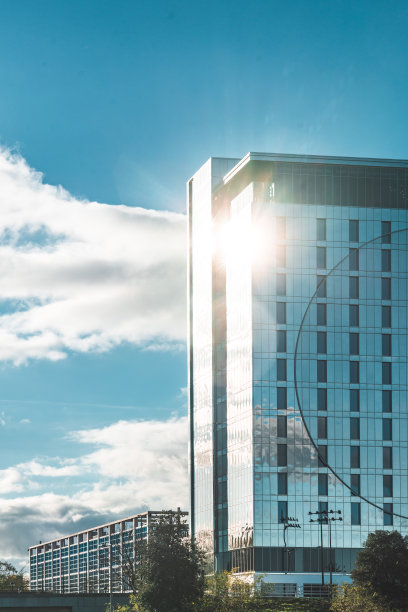 米尔顿凯恩斯市中心建筑的城市景观图片下载