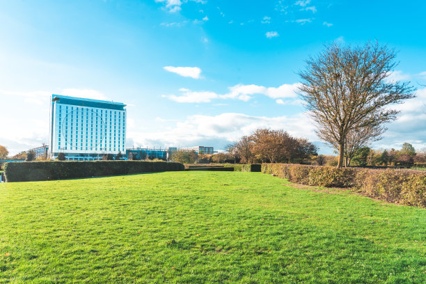 米尔顿凯恩斯市中心建筑的城市景观图片下载