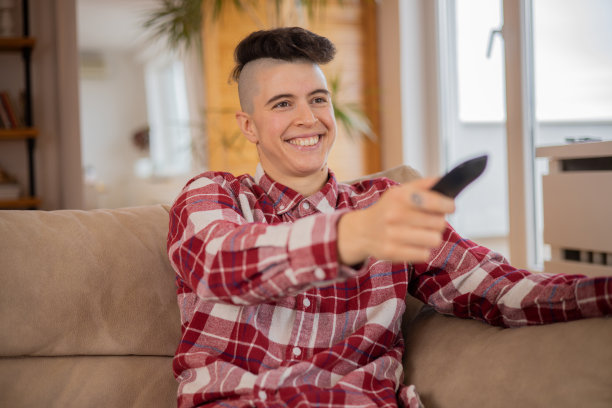 女人在房间里看电视图片下载