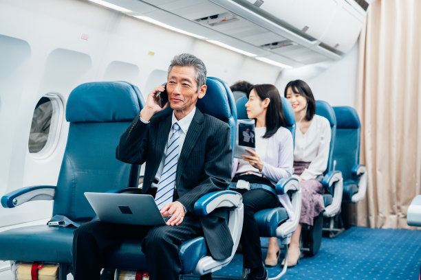 坐飞机出差的中年商人图片下载