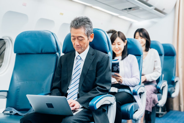 坐飞机出差的中年商人图片下载