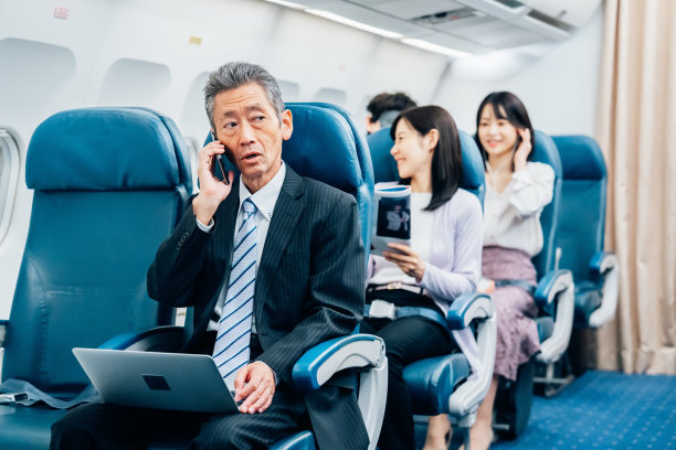 坐飞机出差的中年商人图片下载