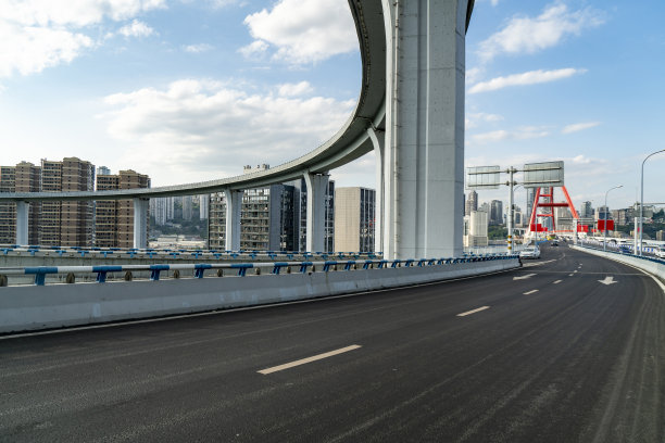 环形立交桥高速公路与城市风光图片下载