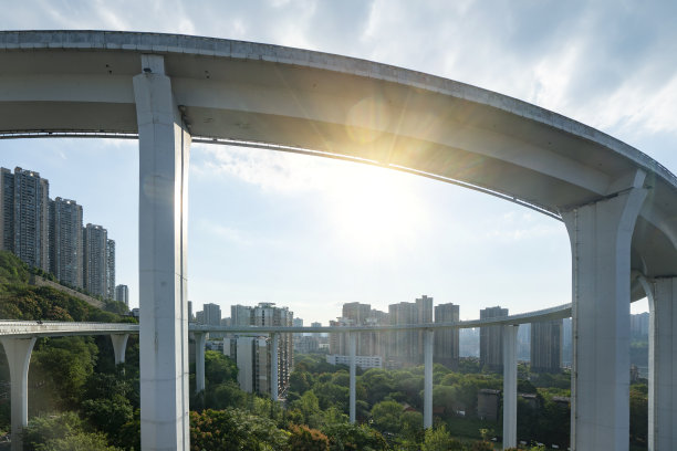 抬头看环形天桥，中国重庆图片下载