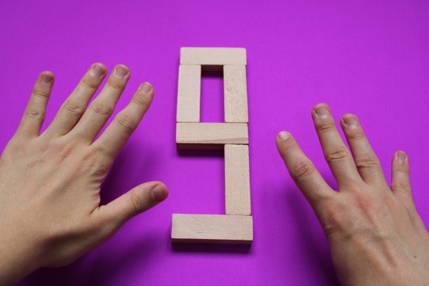 数字9用木块写在紫色的背景上，数字9用手指表示。数字在手语中的表示图片下载
