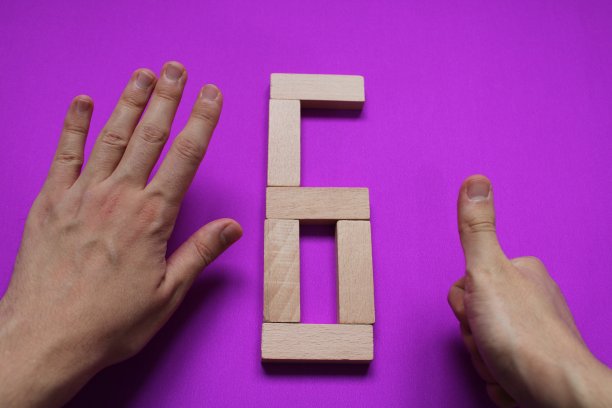 数字6用木块写在紫色的背景上，数字6用手指表示。数字在手语中的表示图片下载