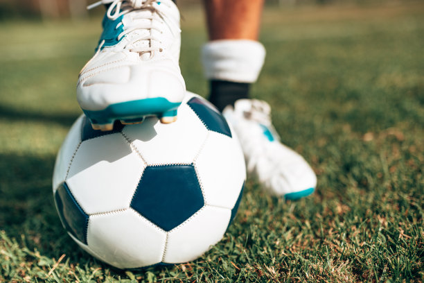 足球运动员准备开球图片下载