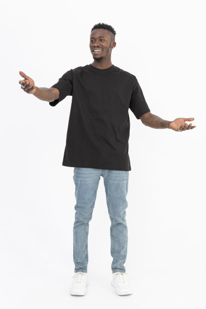 一名非洲裔男子微笑着向前看，举起一只手臂，用手指了指。图片下载