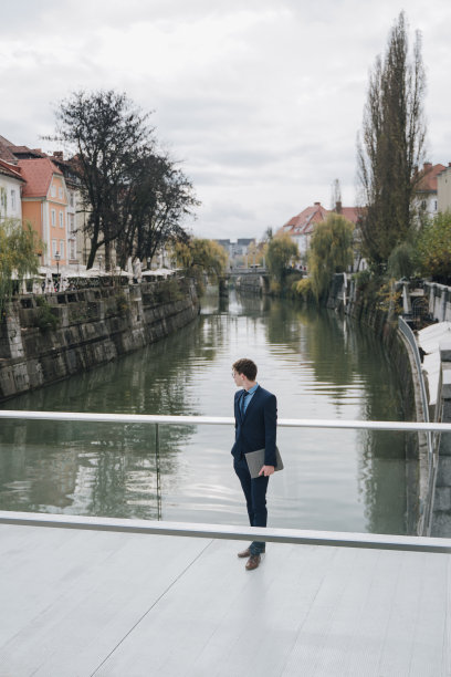 年轻的男性商人在桥上等候图片下载
