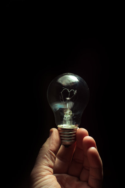 男人手里拿着灯泡图片下载