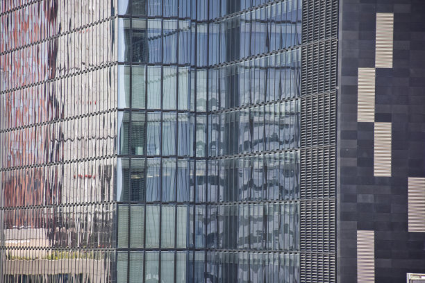 摩天大楼的彩色玻璃窗，工作生活在广场图片下载