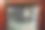 特写的鹦鹉在笼子周围的木制框架图片下载