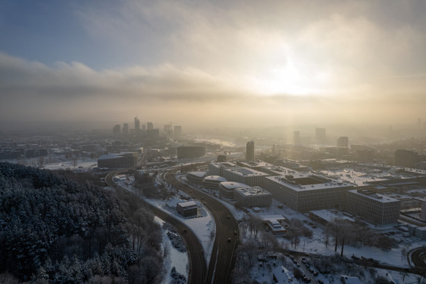 立陶宛维尔纽斯冰封的冬季雪天鸟瞰图图片下载