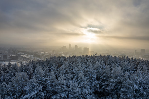 立陶宛维尔纽斯冰封的冬季雪天鸟瞰图图片下载