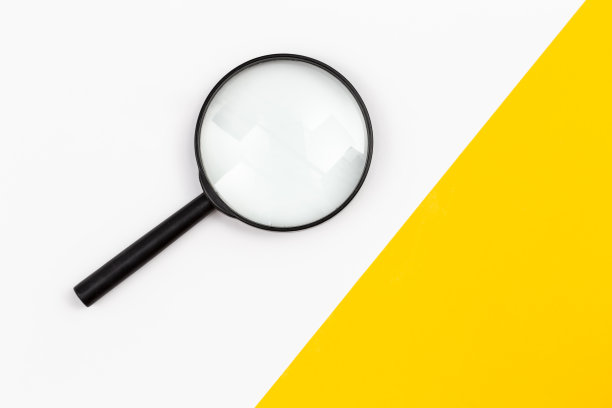 放大镜对着彩色背景，平铺。图片下载