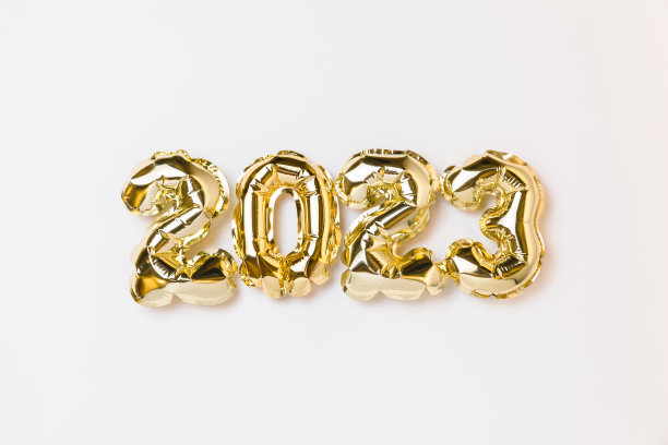 2023年新年气球庆祝卡。金箔氦气球编号2023孤立在白色背景。平铺，圣诞快乐，节日快乐。图片下载