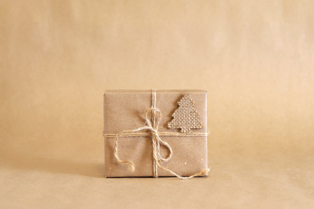 零浪费圣诞节。手工牛皮纸礼盒在牛皮纸背景图片下载