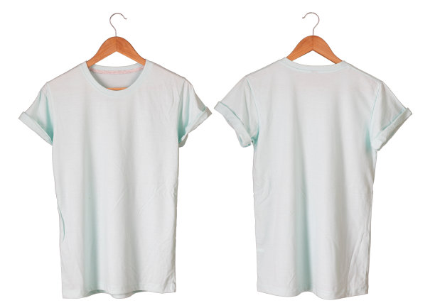 年轻的男性在浅蓝色t恤卷起袖子模板透明的背景t恤木制衣架在空的背景为男子设计的模型概念男子t恤产品，女子衬衫穿着。图片下载
