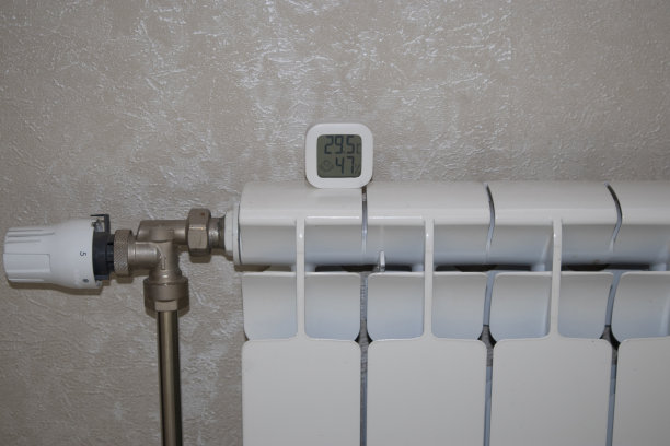 温度表显示冬天房子里舒适的温度图片下载