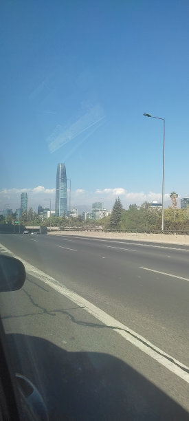 从汽车看摩天大楼图片下载