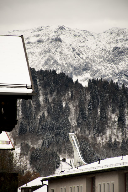 滑雪场与白雪覆盖的森林和欧洲阿尔卑斯山的背景图片下载