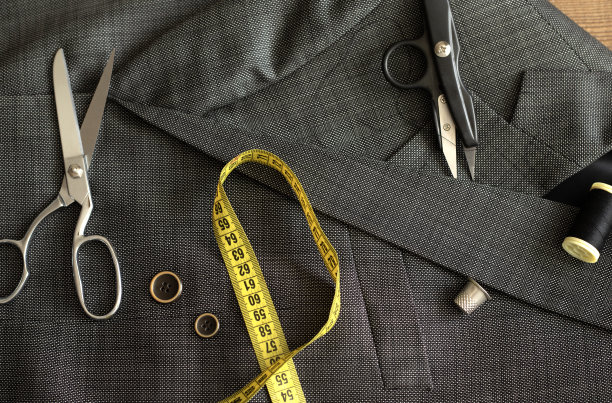 裁缝桌上有纺织品和工具图片下载