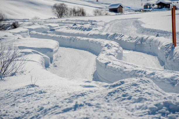 山上下了大雪图片下载