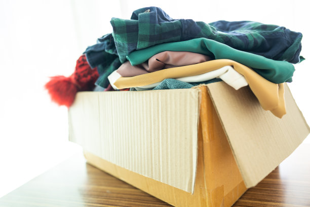 捐款箱里有家里的旧衣服，支持帮助世界上的穷人。图片下载