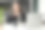开朗的亚洲老年女商人做着白日梦，微笑着看着窗外。图片下载