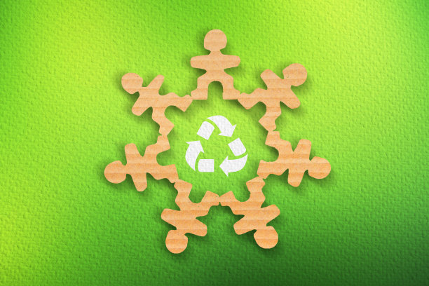 回收再利用的概念。一群人手牵着手围成一个圈，里面有一个回收的标志。图片下载